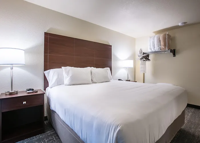 Cobblestone & - Hotel Pine Bluffs